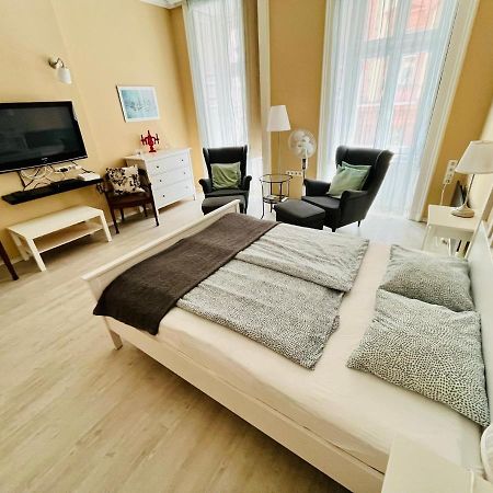 Academy Home - Elegant Place Next To The Parliament Budapest Bagian luar foto
