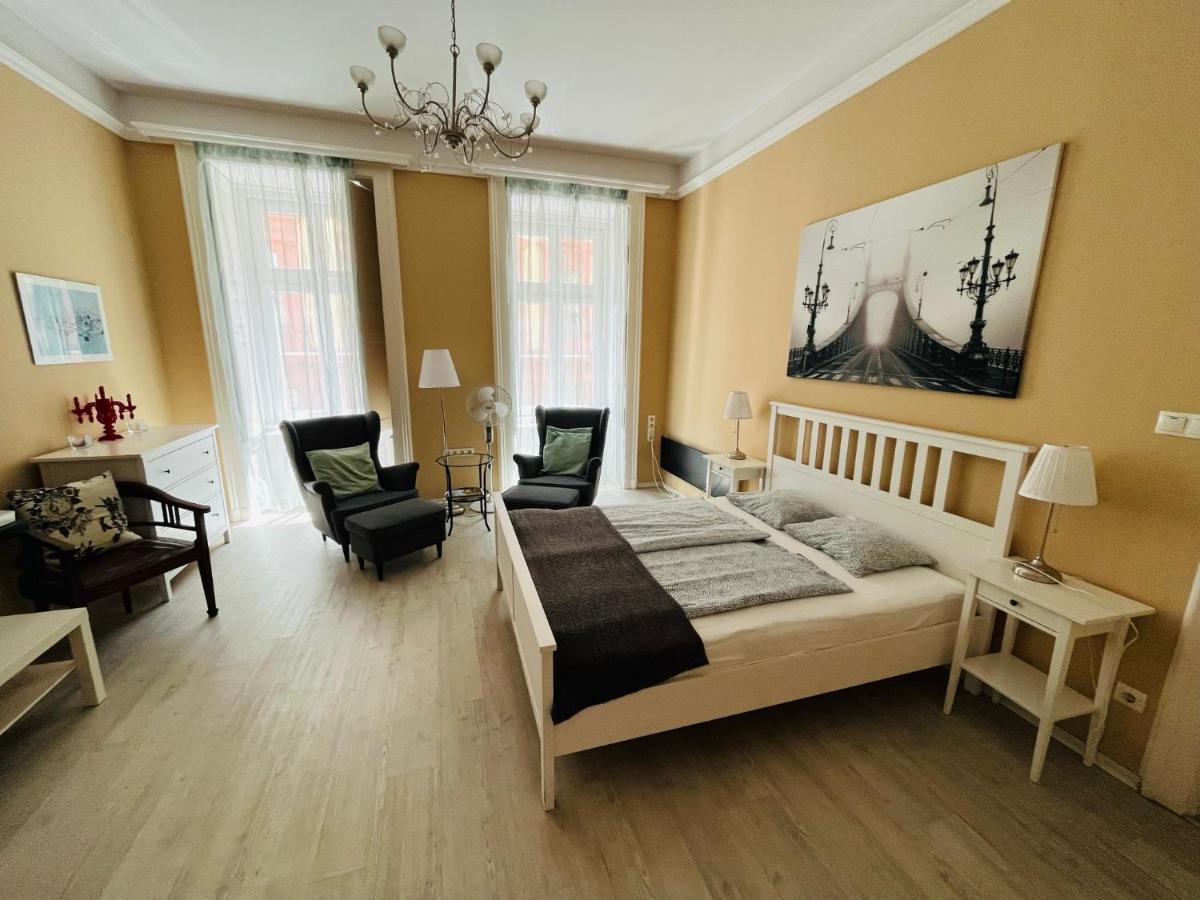 Academy Home - Elegant Place Next To The Parliament Budapest Bagian luar foto
